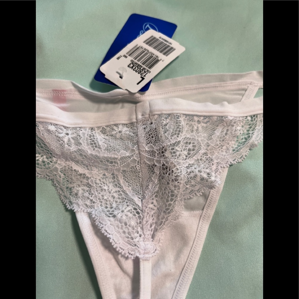 V string panties - Picture 2 of 5